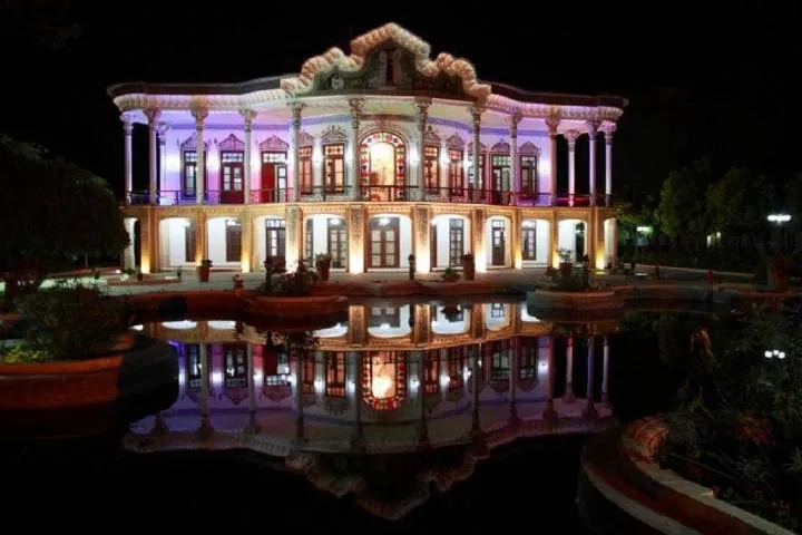 عمارت تاریخی شیراز در شب